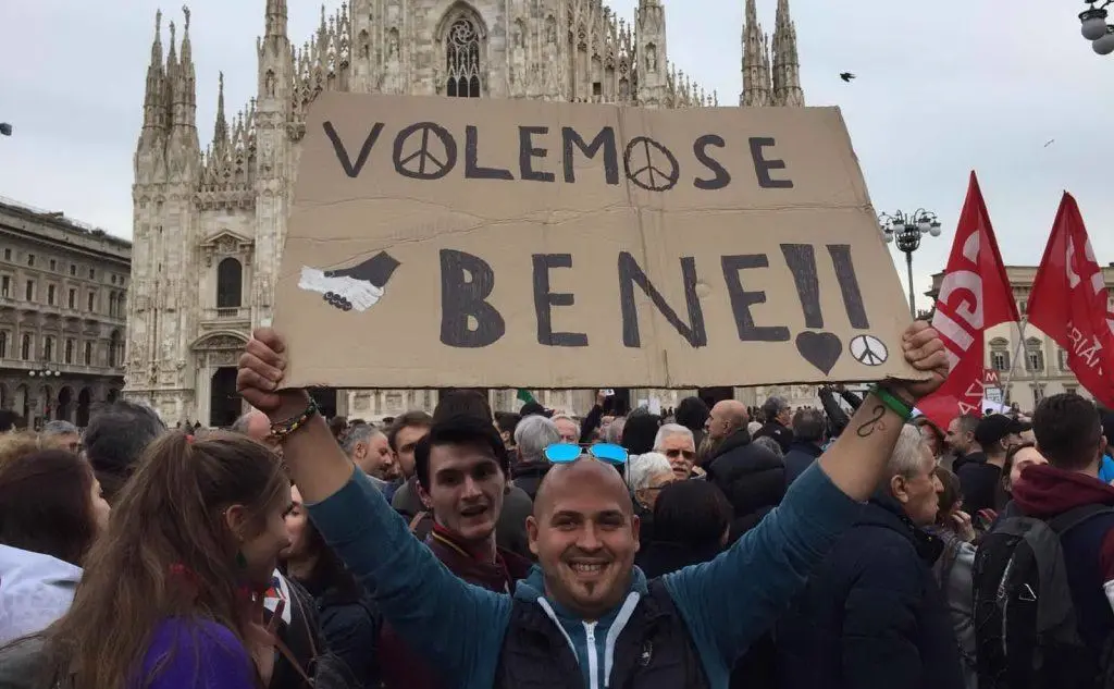 Uno dei cartelli esposti in piazza Duomo
