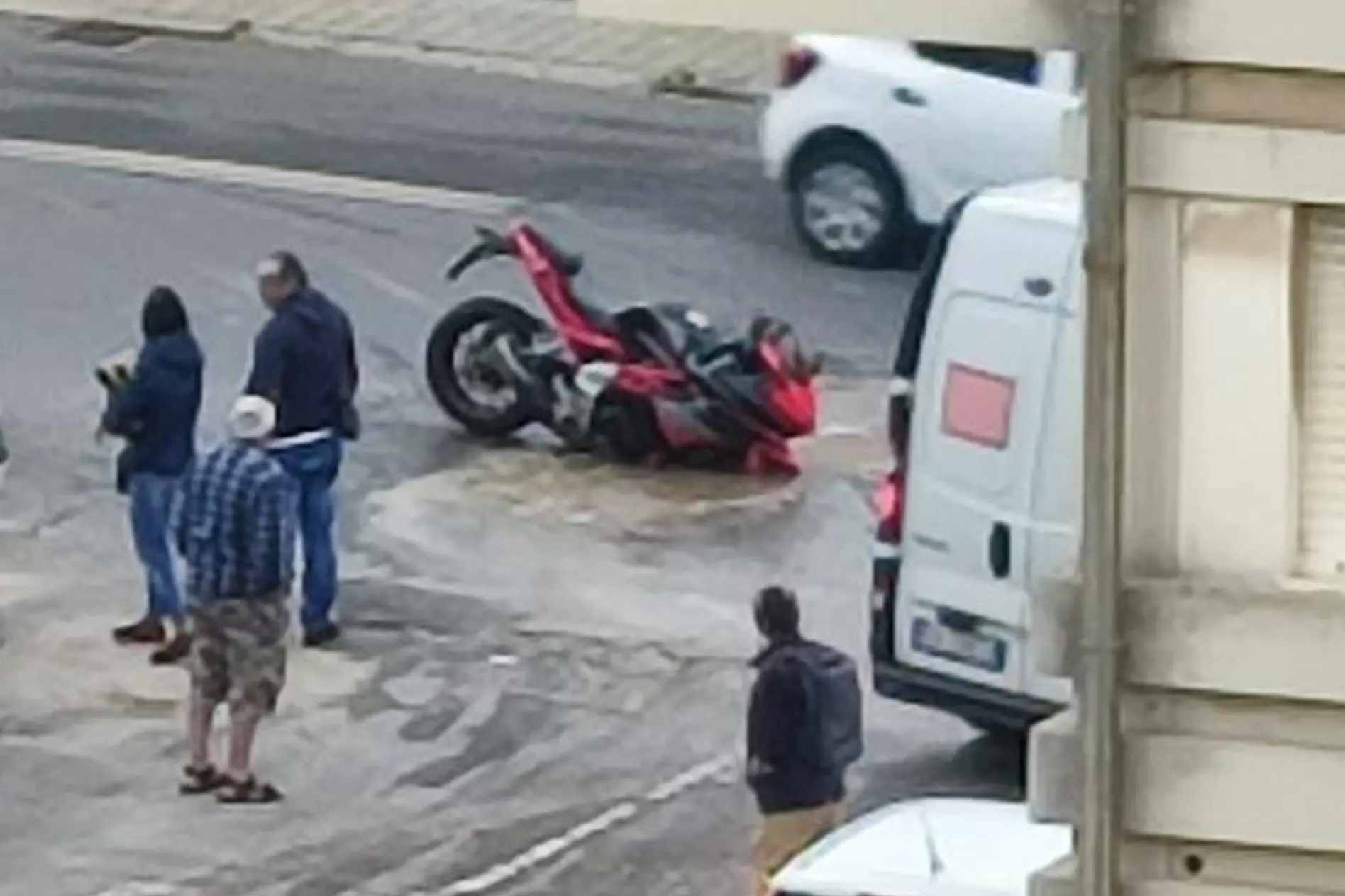 La moto nella voragine