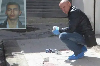 Inquirenti al lavoro e nella foto piccola, il giovane arrestato