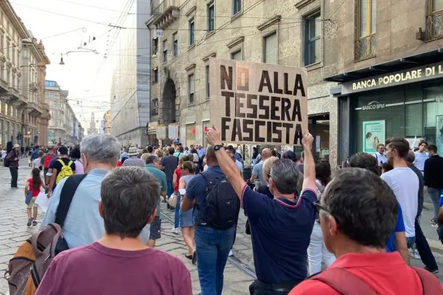 No Green Pass in corteo a Milano (Foto L'Unione Sarda.it)
