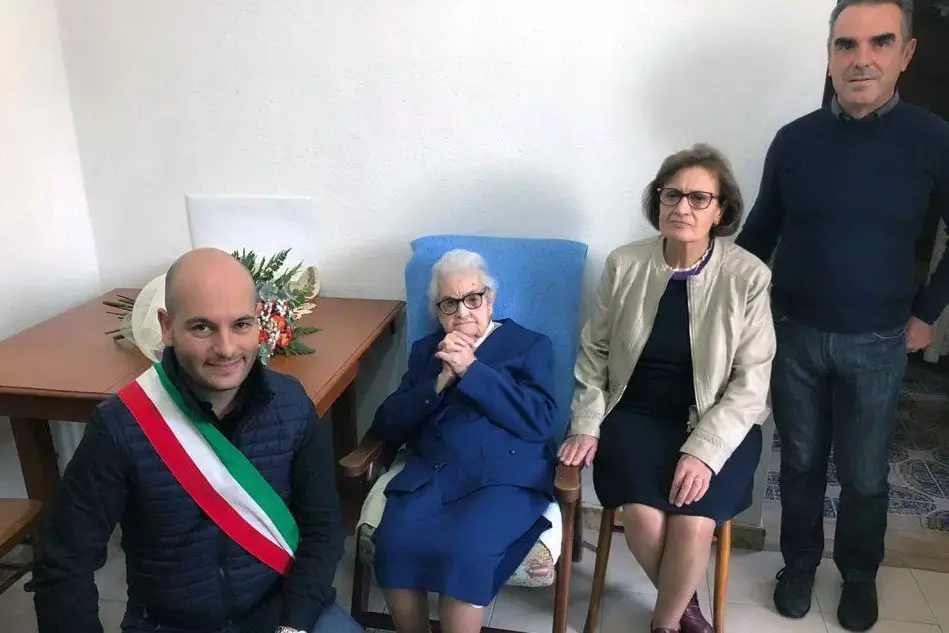 Esponenti dell'amministrazione insieme alla nonnina (foto L'Unione Sarda - Pintori)