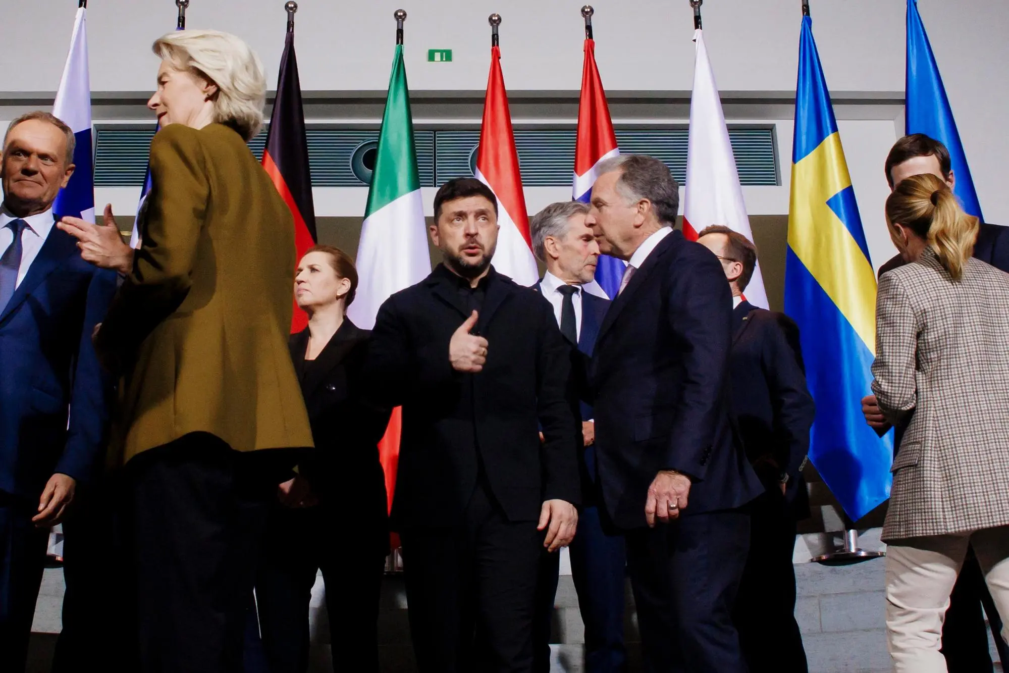 Colloqui di pace a Berlino, è vicina l’intesa Usa-Kiev sulle garanzie di sicurezza epa12594849 Ukrainian President Volodymyr Zelensky (C-L) and US Presidential Envoy Steve Witkoff (C-R) attend a family picture at the Chancellery in Berlin, Germany, 15 December 2025. Berlin hosts US-Ukraine negotiations on a proposed peace plan, including a possible ceasefire in Ukraine, and a broader multilateral summit with key European leaders. EPA/CLEMENS BILAN / POOL