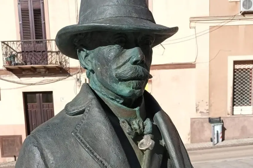 La statua (L'Unione Sarda - Tellini)