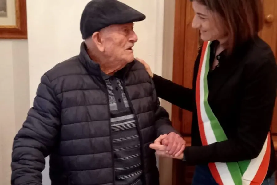 Alfonso Atzeri il giorno dei 100 anni con la sindaca Pusceddu