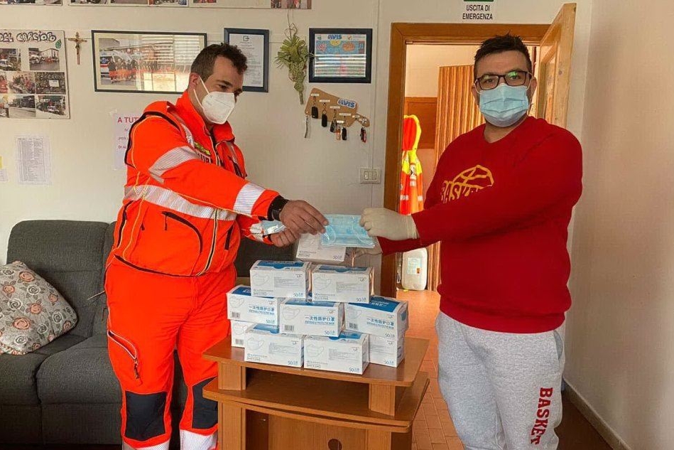 La consegna delle mascherine certiifcate donate dal Buk Uri (L'Unione Sarda - Chessa)