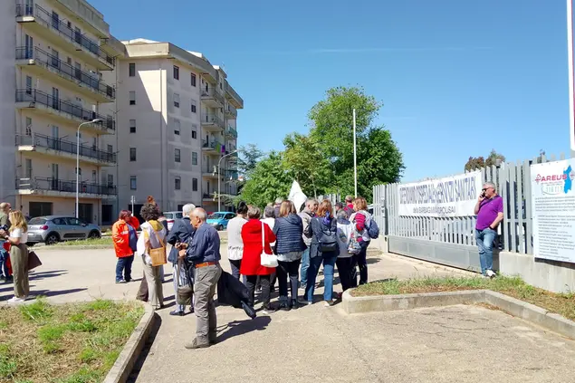 Il sit-in davanti alla sede Areus di Nuoro (foto Onano)