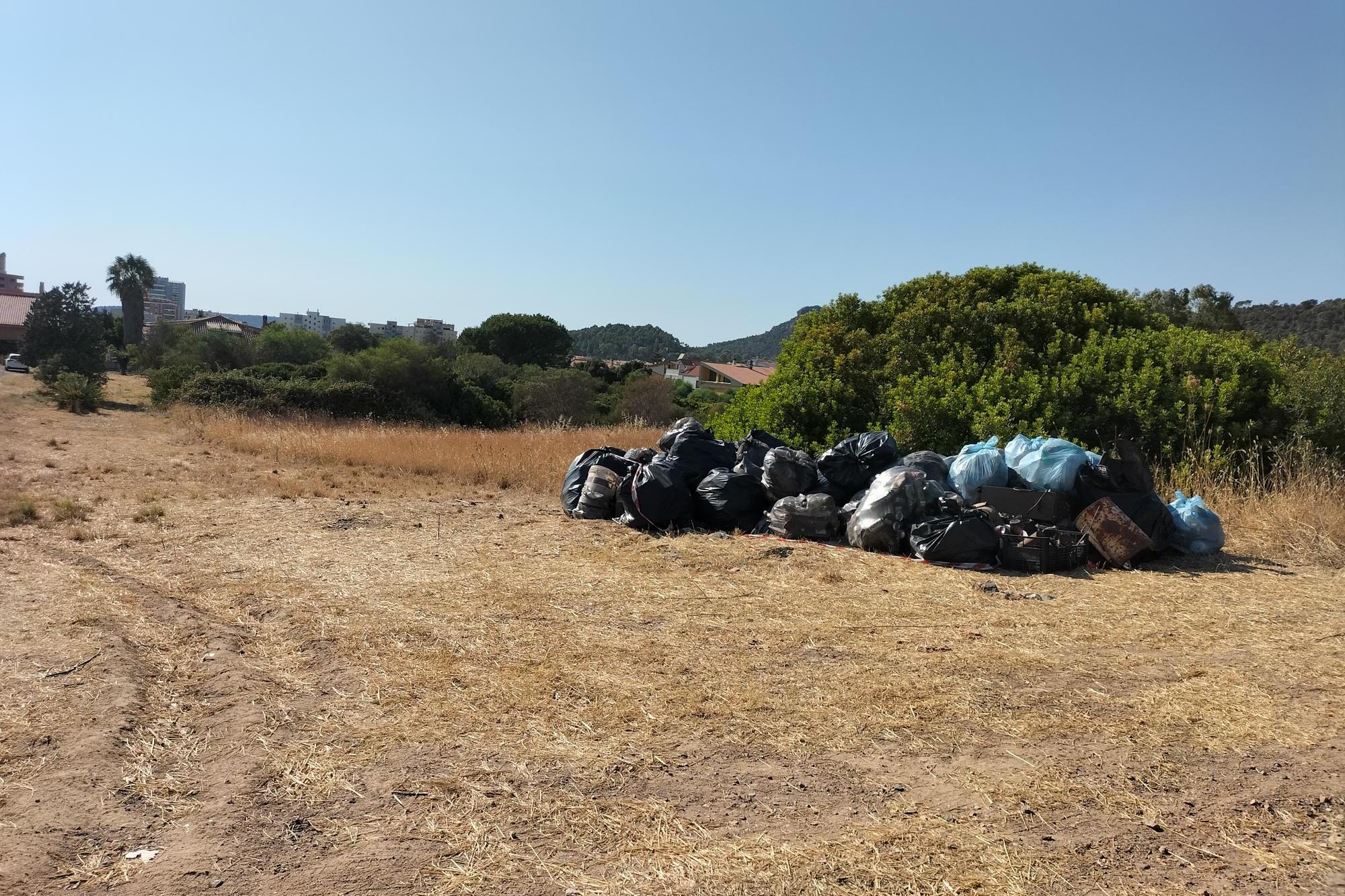 Il cumulo di rifiuti raccolti ma abbandonati (foto L'Unione Sarda - Scano)