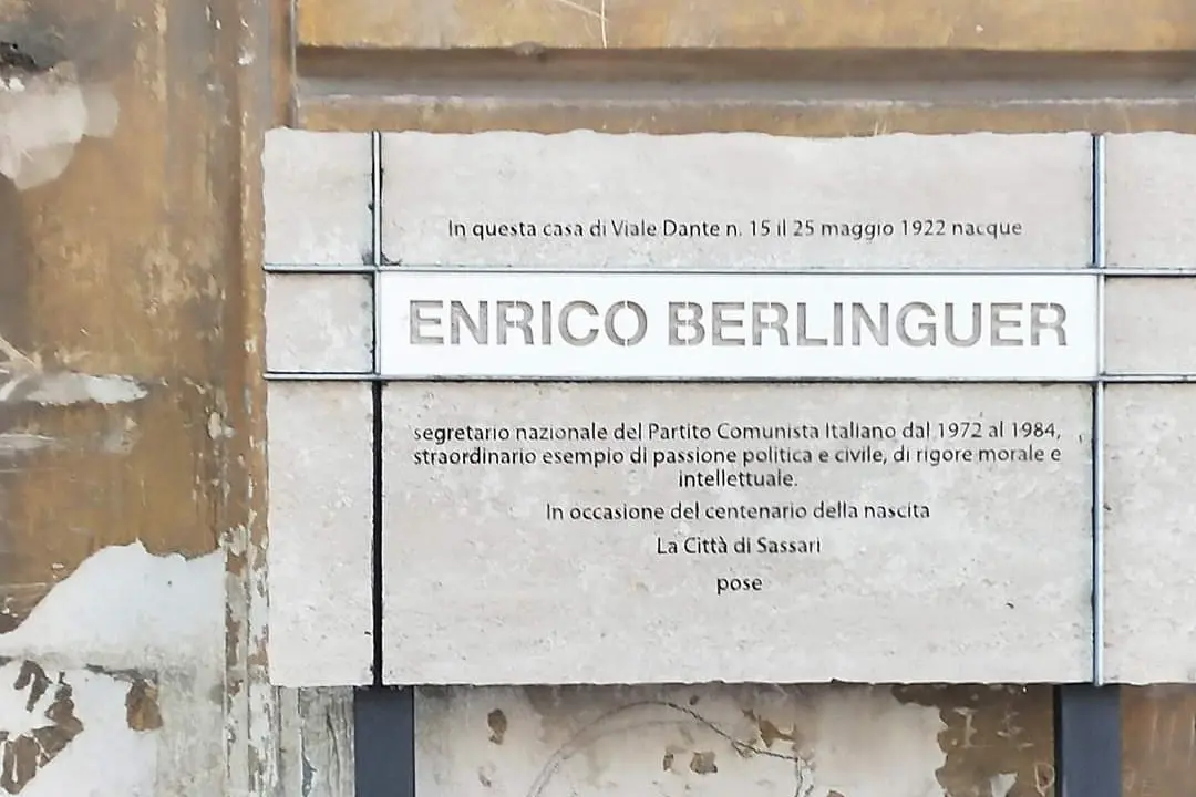 La nuova collocazione della targa in marmo dedicata ad Enrico Berlinguer (foto Tellini)