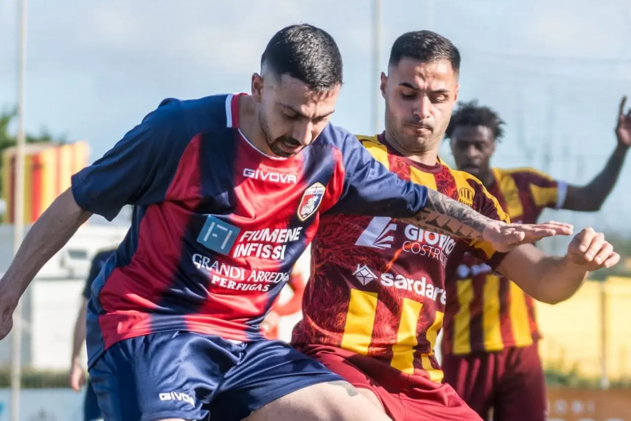 Il centrocampista (in maglia rossoblu), Gabriele Bazzoni (G. Pischedda)