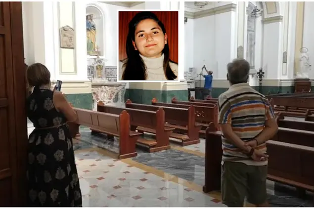 L'interno della chiesa, nel riquadro Elisa Claps (Ansa)