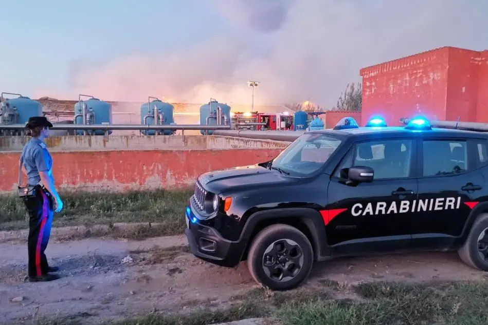 L'incendio a San Teodoro (foto Carabinieri)