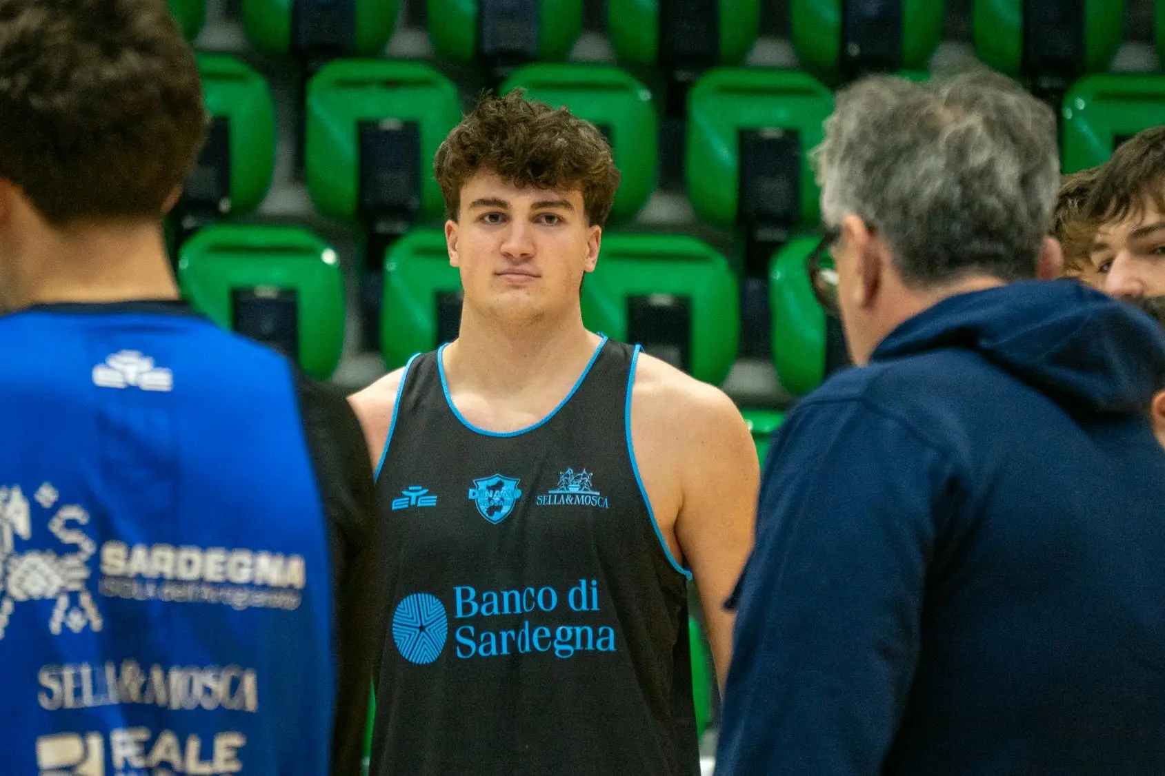 Coach Mulas con alcuni giocatori (foto concessa da dinamobasket.com)