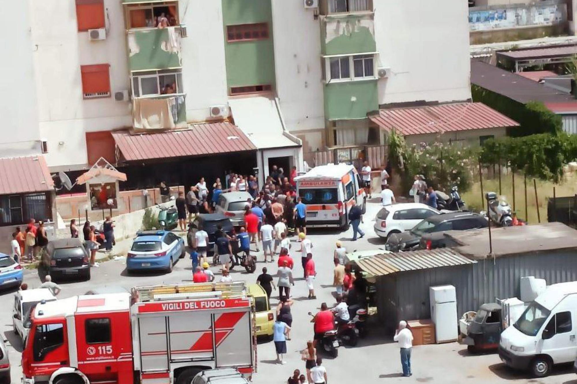 Ascensore precipita dal quinto piano a Palermo, tre feriti in gravi condizioni (foto Ansa)