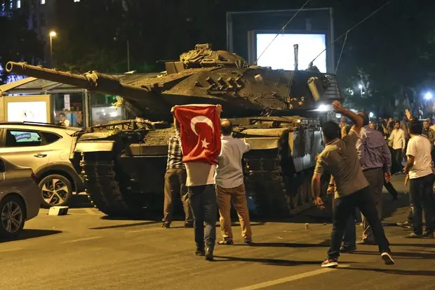 Le forze armate chiudono i due ponti sul Bosforo, a Istanbul, con dei carri armati (Ansa)