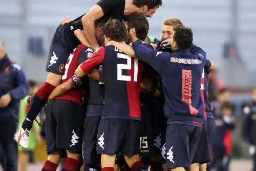 I rossoblù festeggiano la vittoria sul Torino
