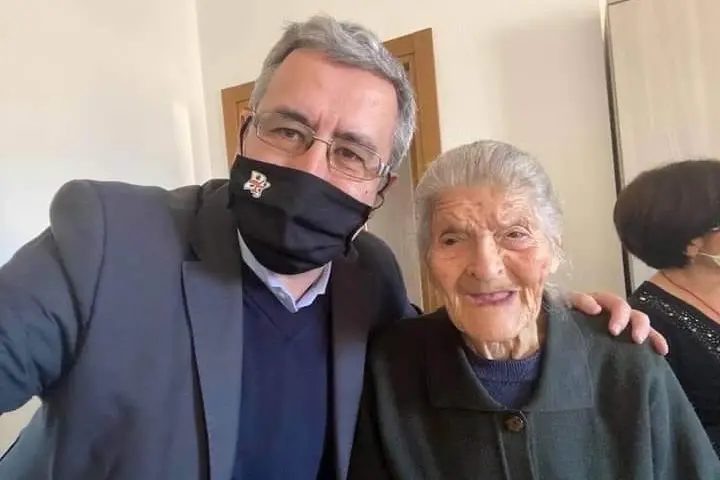 Il sindaco Oppus con Barbara Zeullo (Foto concessa)