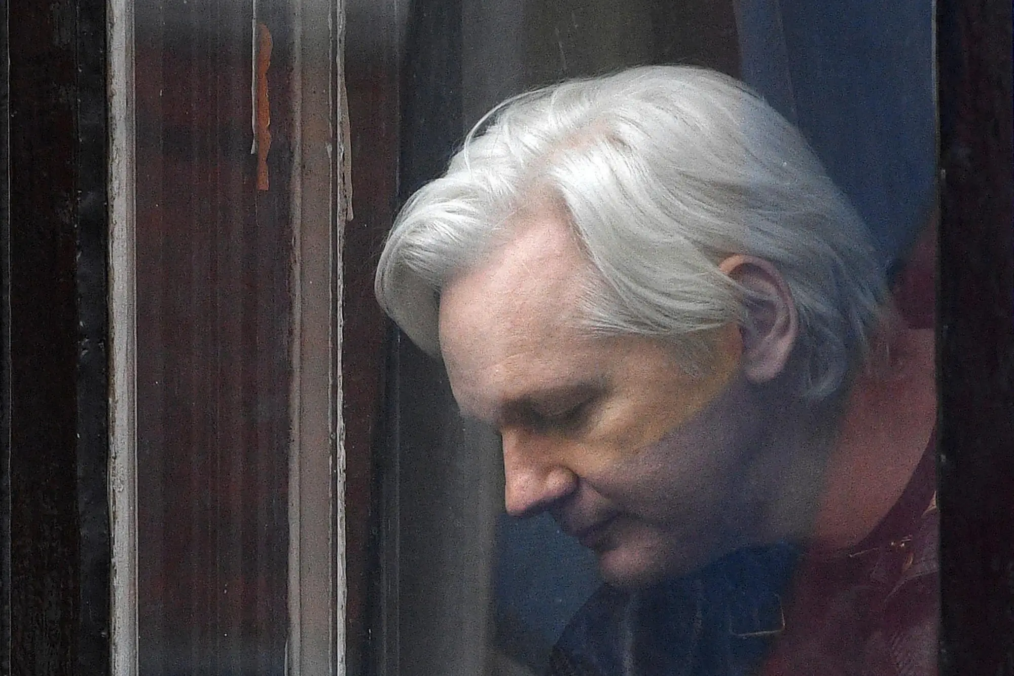 epa10017727 (FILE) - Wikileaks founder Julian Assange speaks to reporters on the balcony of the Ecuadorian Embassy in London, Britain, 19 May 2017 (reissued 17 June 2022). Wikileaks founder Julian Assange’s extradition to the US has been approved by British Home Secretary Priti Patel 17 June 2022. EPA/FACUNDO ARRIZABALAGA *** Local Caption *** 55897098