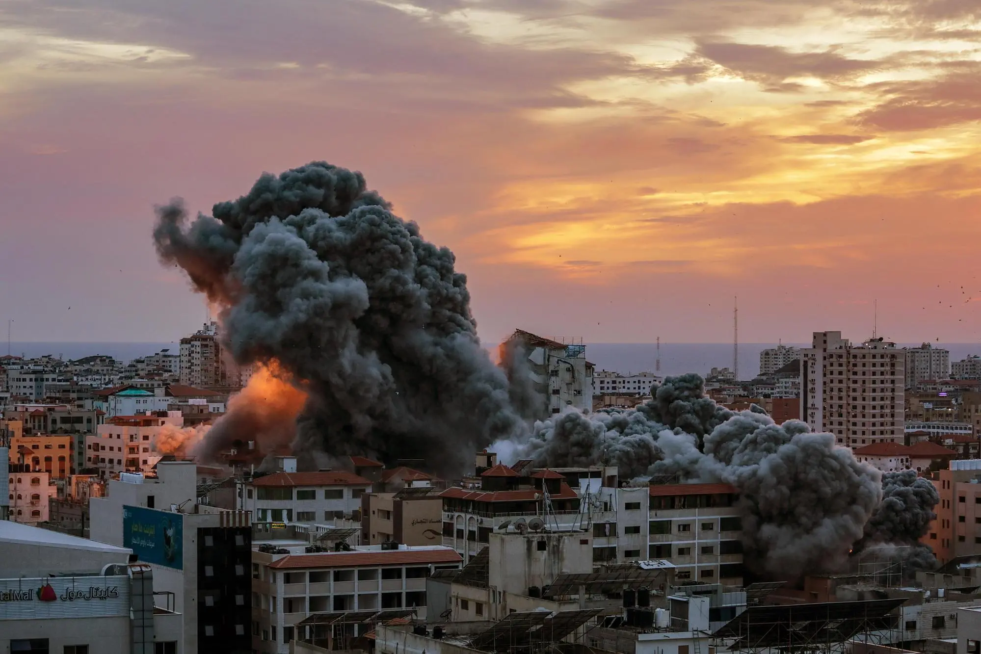 Un attacco a Gaza (Ansa - Epa, Saber)