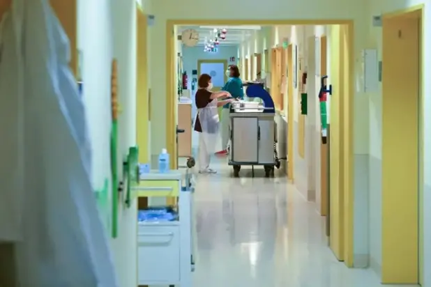 Una corsia di ospedale (Ansa)
