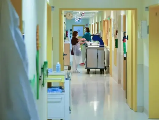 Una corsia di ospedale (Ansa)