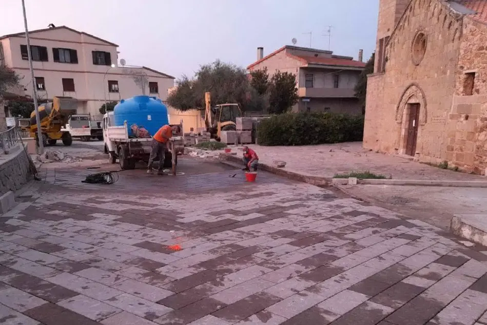 Operai al lavoro nel centro storico di Santa Maria Coghinas (foto Tellini)