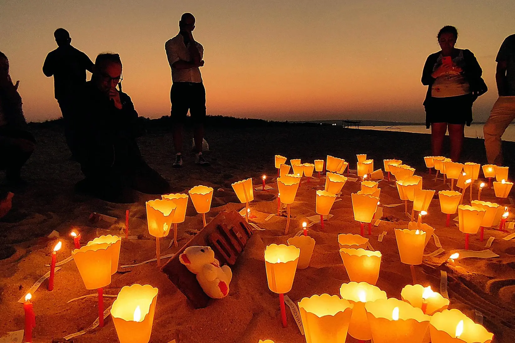 La commemorazione in spiaggia per i 94 morti (Ansa)