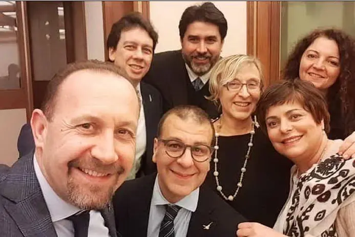 Foto di gruppo in Senato (dal profilo Facebook di Christian Solinas)