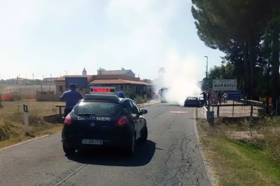 L'auto in fiamme a Baradili (Foto A.Pintori)