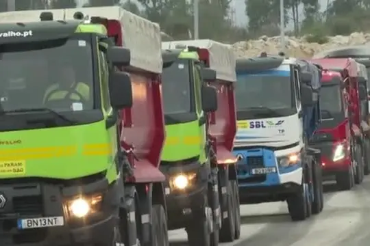 Portogallo, centinaia di camion protestano contro il caro carburante