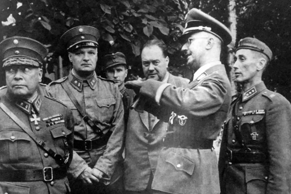Il protagonista con Heinrich Himmler e altri membri delle SS