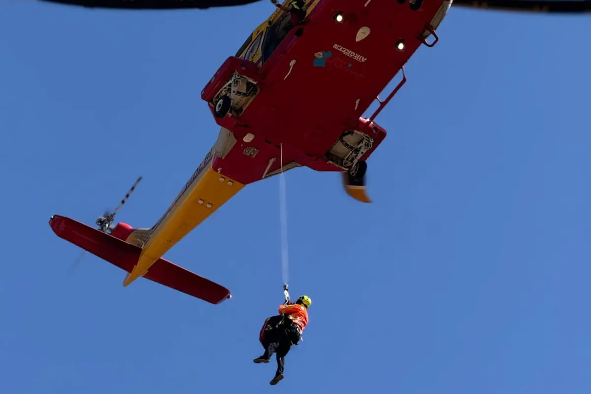 Il recupero con il verricello di Echo Lima 1 dell'Areus