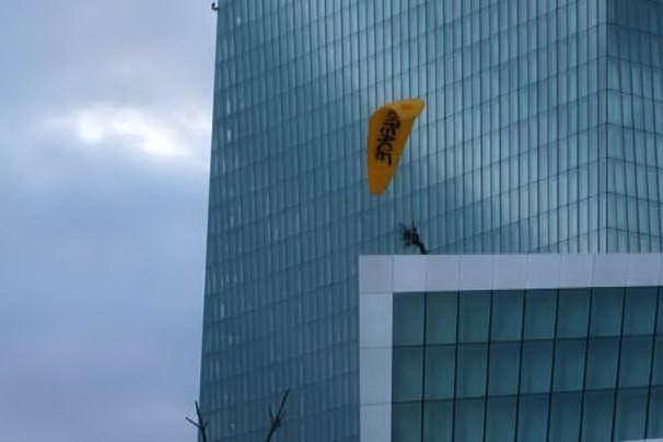 Blitz di Greenpeace: attivisti atterrano in parapendio sui tetti della Bce