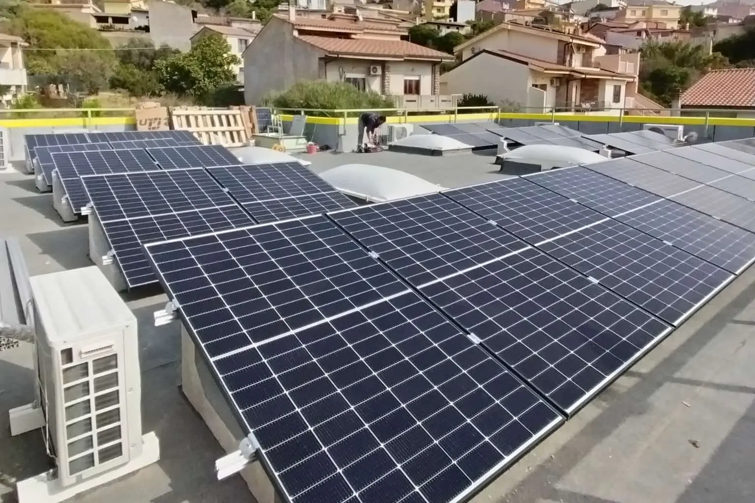 Un impianto fotovoltaico installato da Poste Italiane (foto concessa)