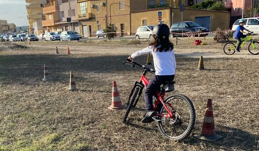 Una bimba impegnata\u00A0in un esercizio di guida della bici (foto concessa)