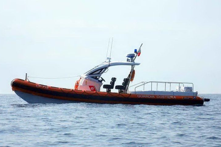 Barca affonda al largo, salve le sei persone a bordo