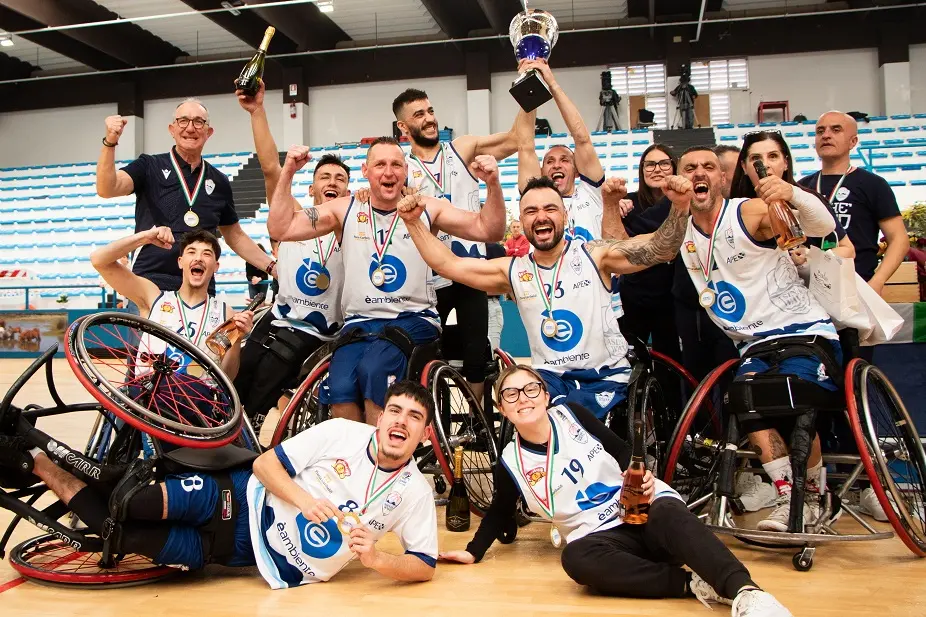 La festa del Porto Torres dopo la conquista della Coppa Italia (foto federazione)