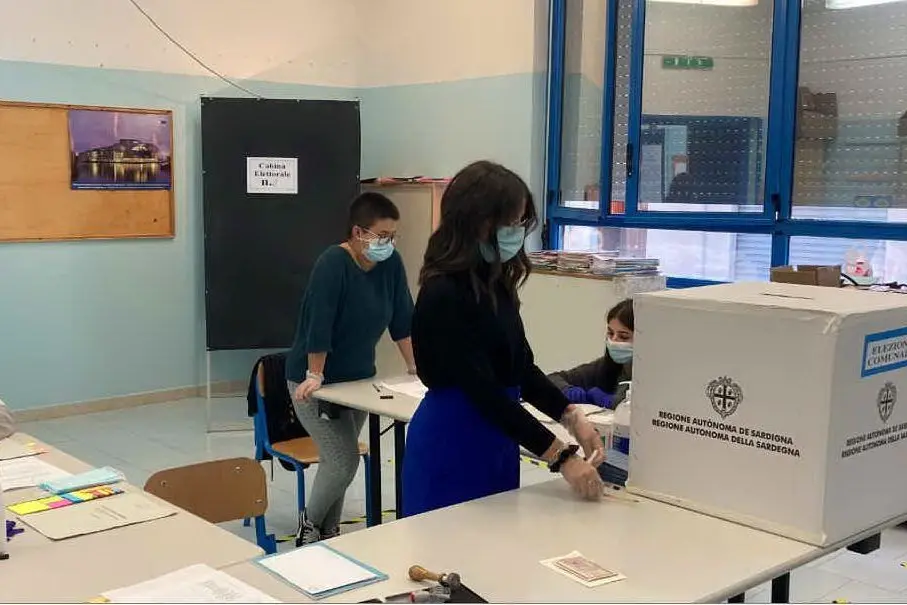 Un seggio (foto L'Unione Sarda - Pala)