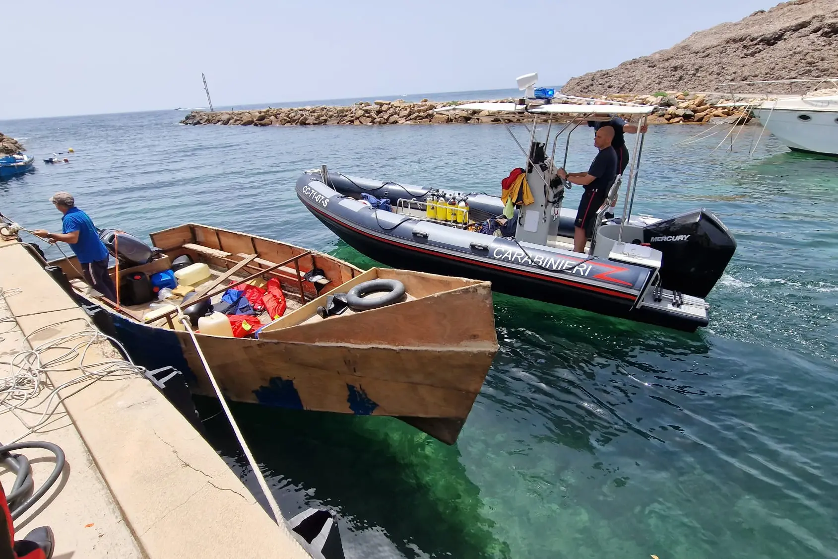 Il barchino sequestrato (foto Carabinieri)