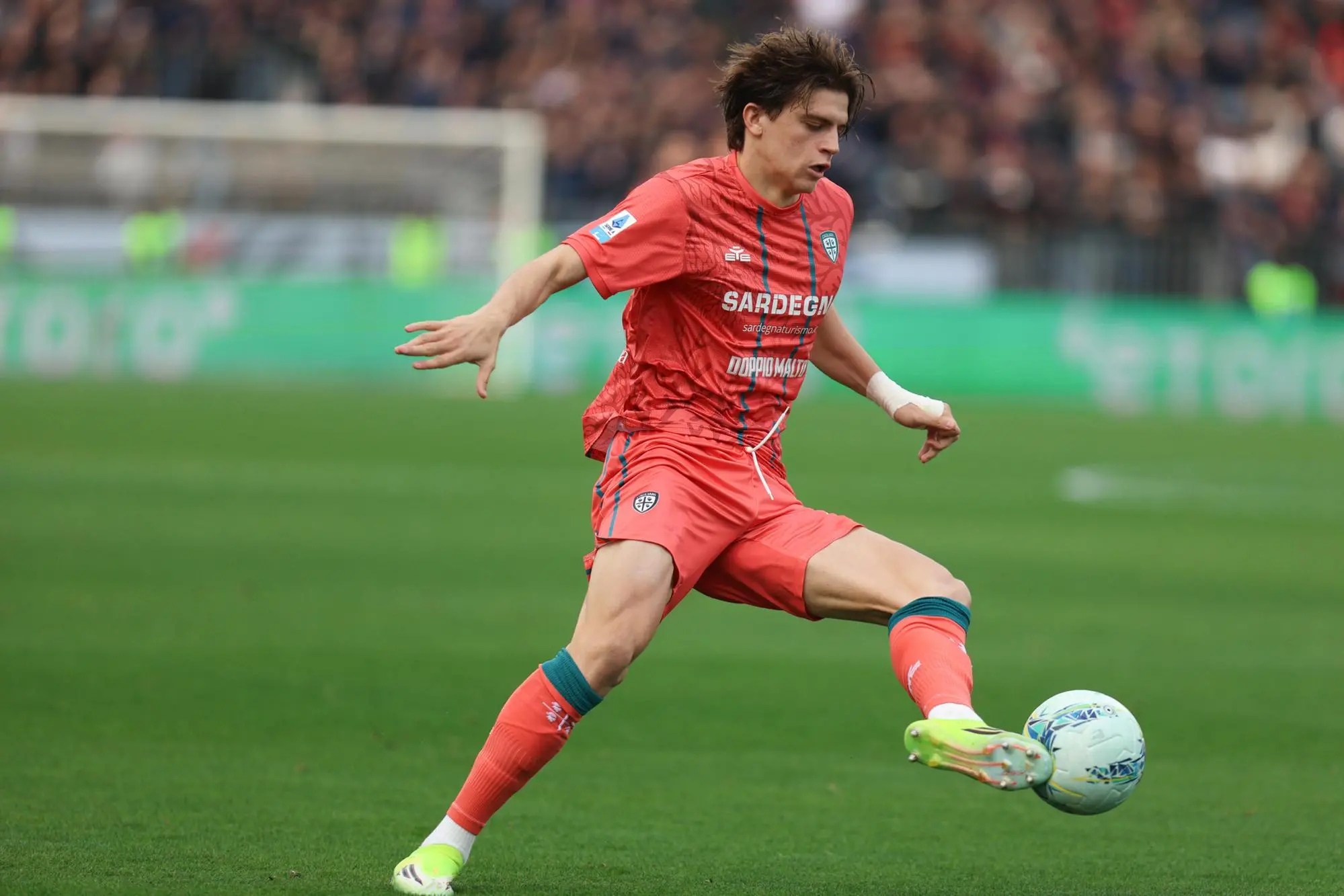 Marco Palestra durante la sfida Cagliari-Como (foto Ansa)