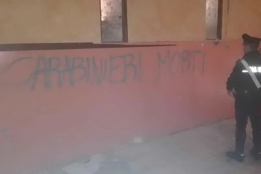 Le scritte ingiuriose (foto Carabinieri di Cagliari)