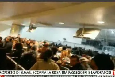 Gli scontri all'aeroporto in un fermo immagine tratto dal video del fotografo Fabio Marras