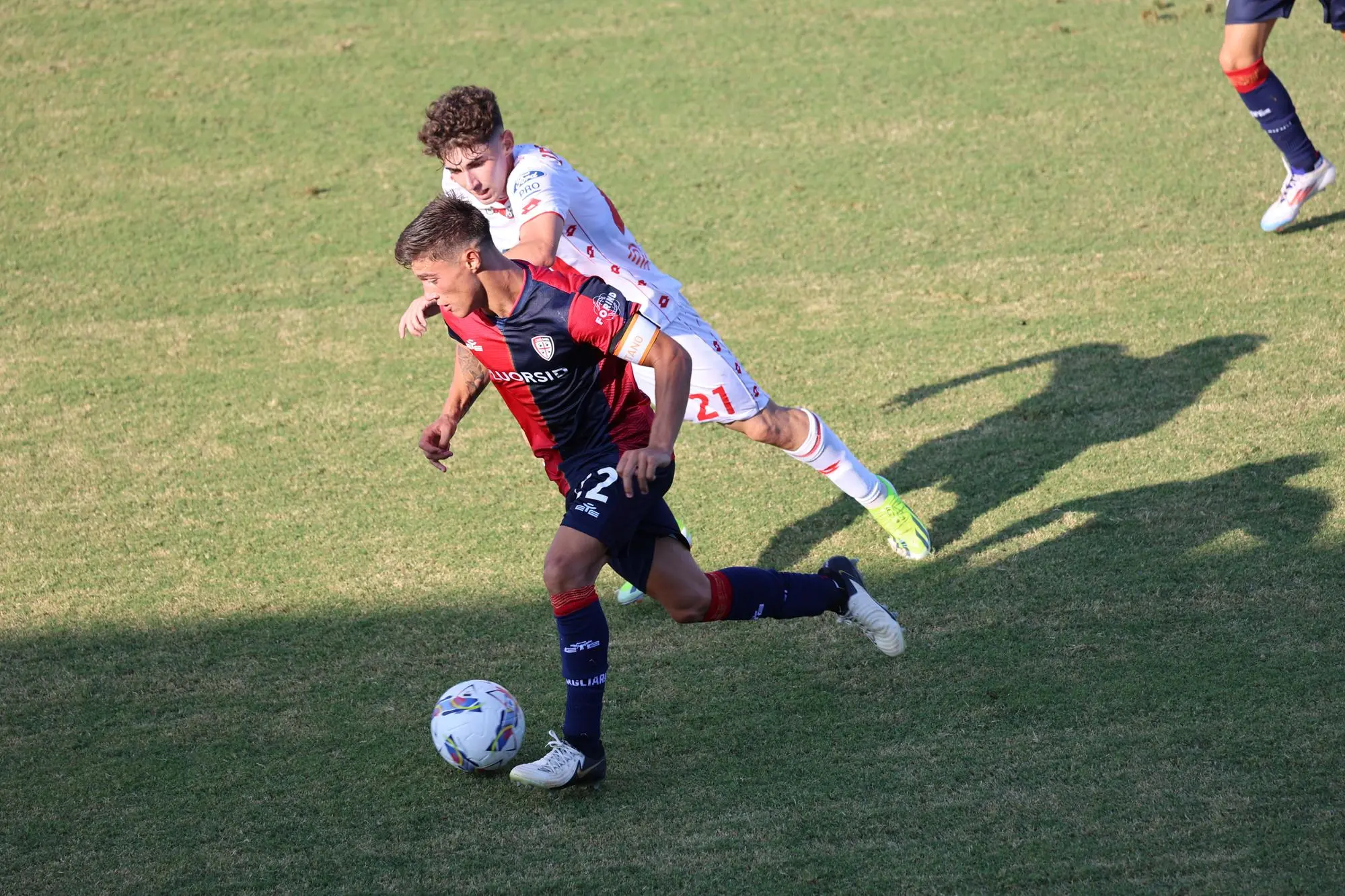 Alessandro Vinciguerra, capitano del Cagliari Primavera, in un'azione di gioco contro il Monza (foto Accardi)