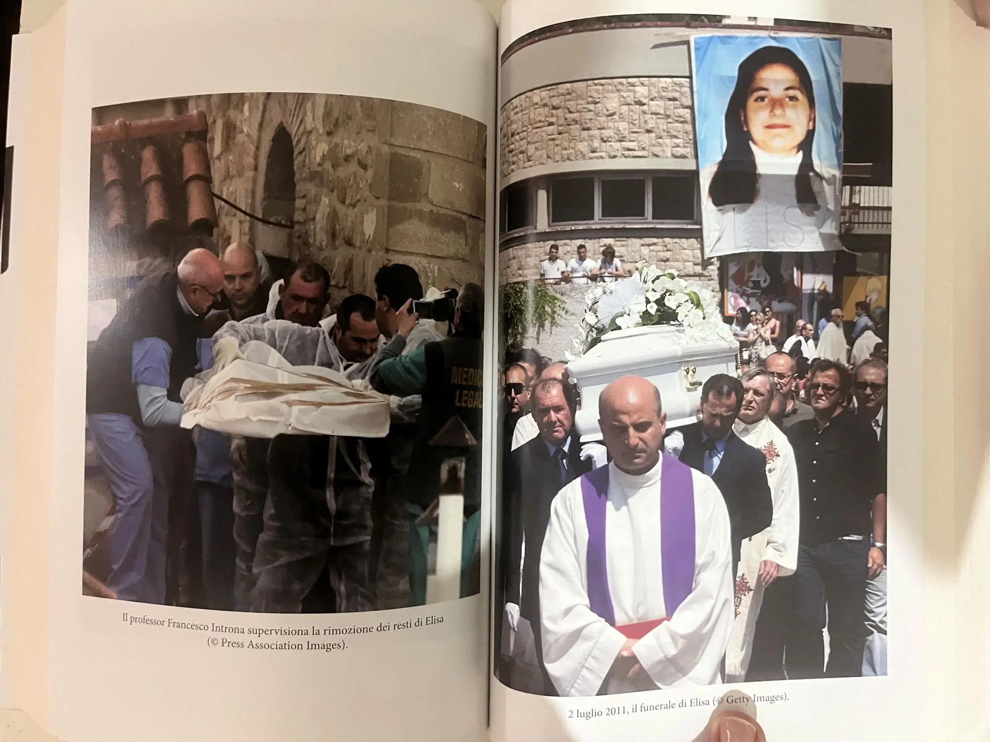 A sinistra il ritrovamento dei resti di Elisa Claps, a destra il funerale (foto riproduzione dal libro Sangue sull'altare)