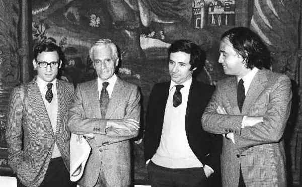 A sinistra, con il padre Giovanni e i fratelli