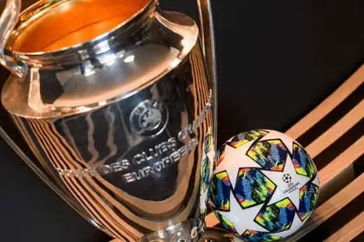 La coppa (foto Twitter Uefa Champions League)
