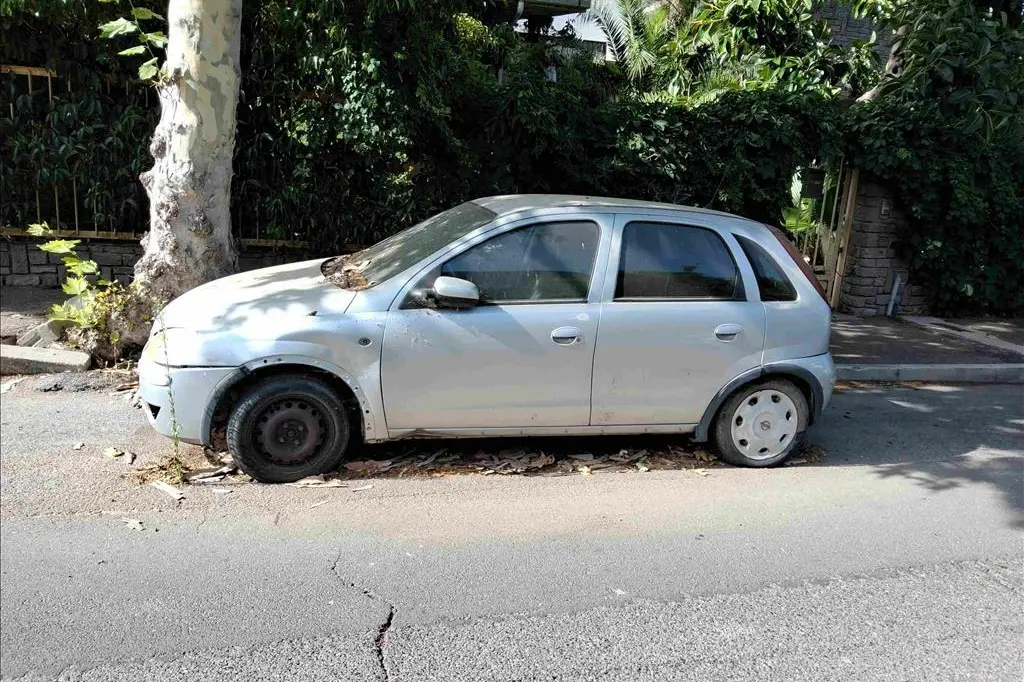Una delle auto rimosse dalla polizia locale di Oristano (foto concessa)