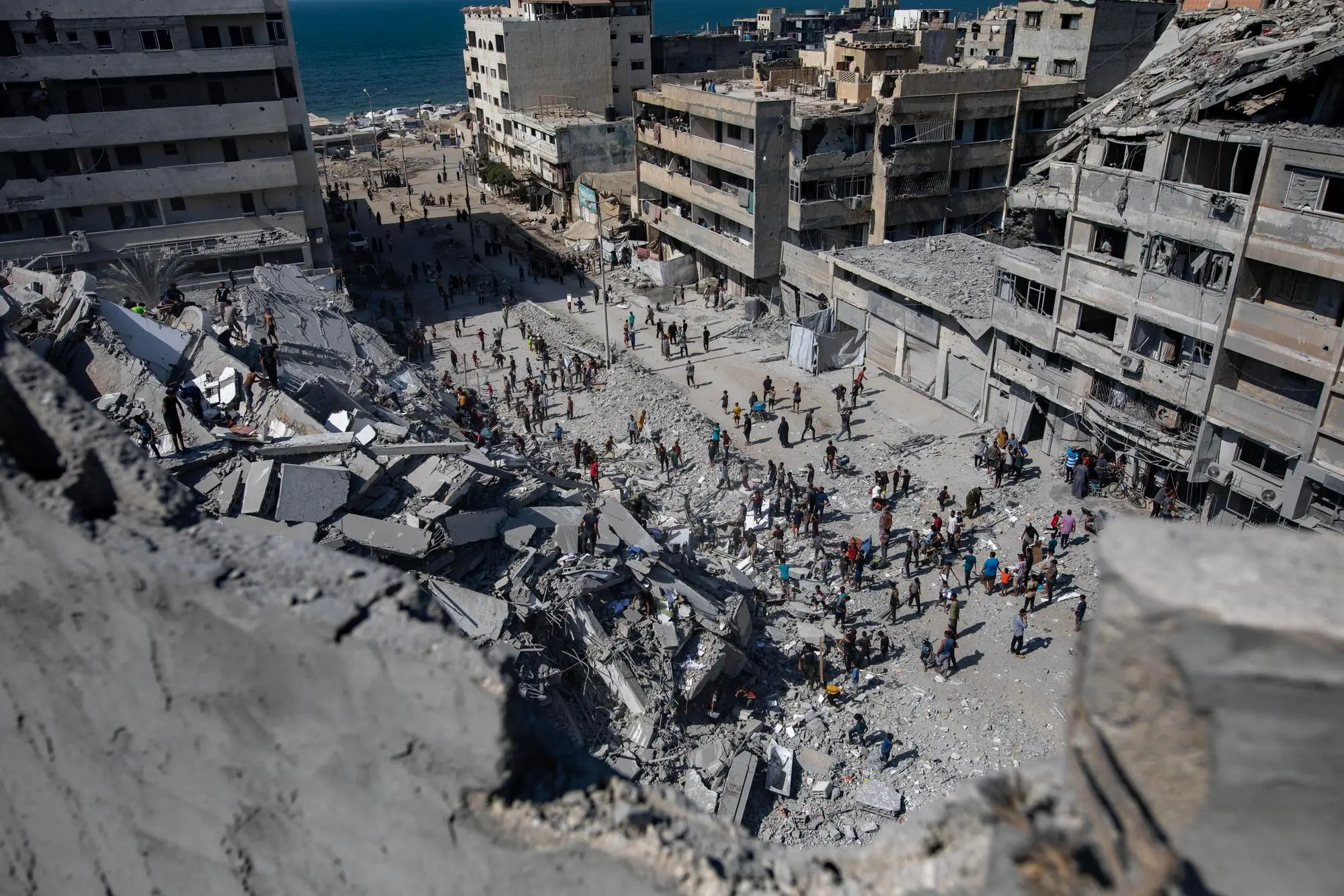 Bombe israeliane su Gaza City (foto Ansa/Epa)