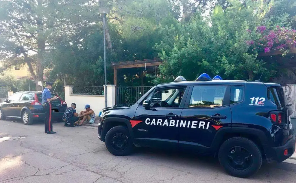 Intercettati 12 migranti a Porto Pino (foto carabinieri di Carbonia)
