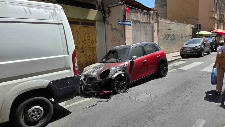 Quartu, auto a fuoco: paura nella notte