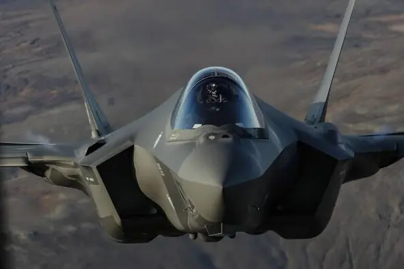 Caccia F35 italiani in volo sopra l'islanda impiegati nell'operazione NATO Northern Lightning, Keflavik (ISL) 10 Ottobre 2019. ANSA/GIUSEPPE LAMI Operazione NATO Northern Lightning - Per la prima volta un caccia di quinta generazione ? impiegato in una missione di Air Policing, l?Italia in Islanda ? il primo paese ad impiegare in un?operazione NATO il velivolo F-35A. Sono sei i caccia F-35, provenienti dal 32? Stormo di Amendola, che hanno il compito di preservare l?integrit? dello spazio aereo della NATO, rafforzando l'attivit? di sorveglianza dei cieli?dell?Islanda che non possiede capacit? e strutture per la difesa aerea autonoma. L'attivit? di Air Policing consiste nella continua sorveglianza dell'integrit? dello spazio aereo della NATO nonch? nell'identificazione di eventuali sue violazioni all'integrit?, dinnanzi alle quali scattano appropriate azioni di contrasto, come, ad esempio, il decollo rapido di velivoli caccia intercettori, che in termini tecnici ? definito scramble. Sede della Task Force Air (TFA) 32nd Wing ? la base aerea di Keflavik (ISL) dove opereranno per tre settimane piloti, personale tecnico, logistico e della Force Protection